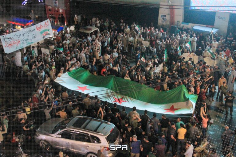خروج مظاهرة مسائية في مدينة الباب شرق حلب رفضًا لدخول دوريات عسكرية روسية إلى المنطقة وتأكيدًا على استمرار الثورة السورية