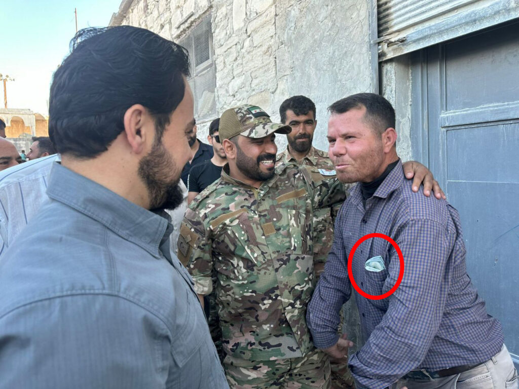 صورة تظهر أحد المدنيين وفي جيبه النقود