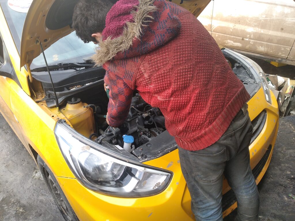 فني ميكانيك ضمن اح ورش اصلاح السيارات -حلب