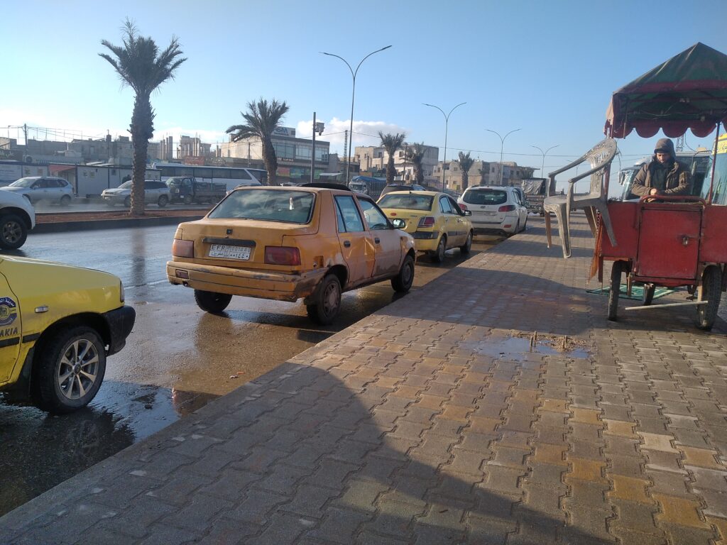 موقف سيارات- ادلب طريق باب الهوى