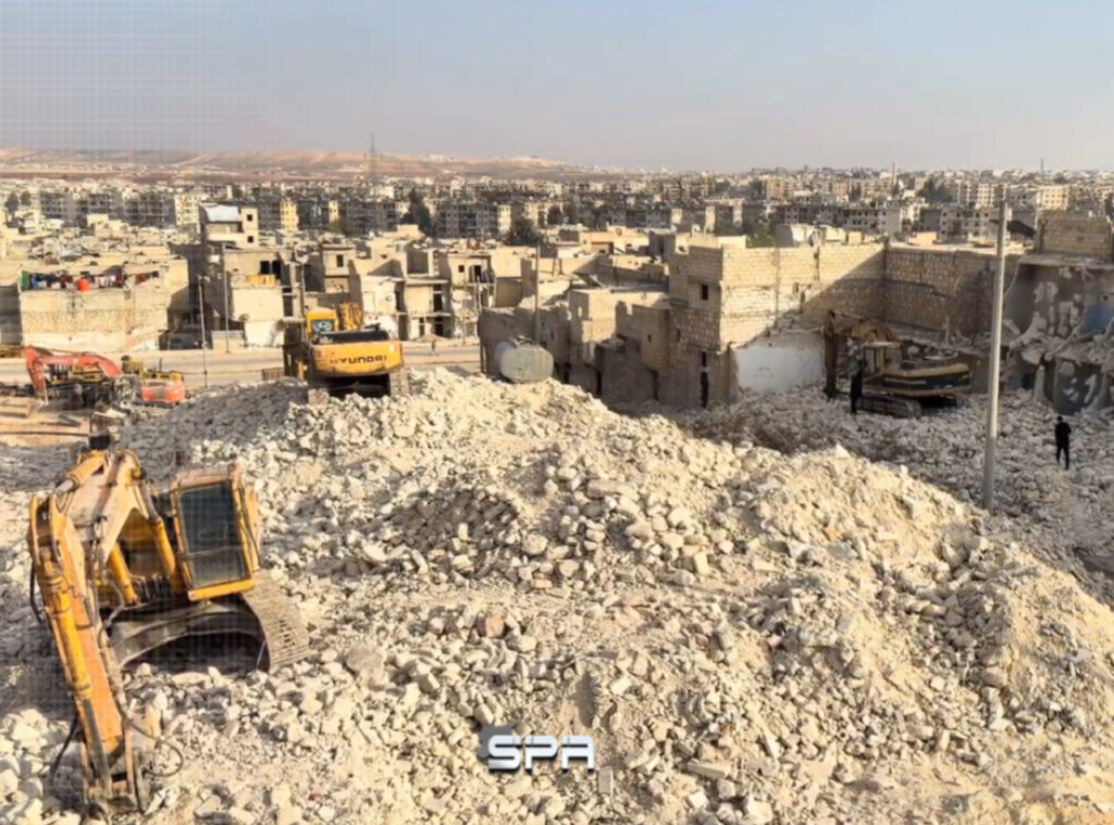 الآليات الثقيلة في حي الحيدرية تصوير: معن جزماتي